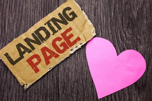 A kézírás szöveg Landing Page. Ami azt jelenti, egy írásbeli karton darab a fából készült háttér szerelem szív egy másik weblapon lévő hivatkozásra kattintva elérhető weboldal koncepció. — Stock Fotó