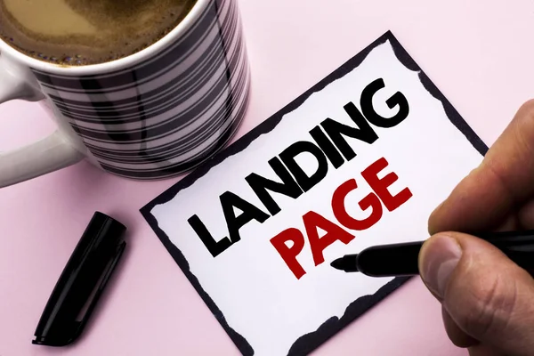 Scrittura a mano di testo Landing Page. Concetto significato Sito web a cui si accede cliccando su un link su un'altra pagina web scritta da Man on Sticky Note paper holding Marker plain background Coffee Cup — Foto Stock