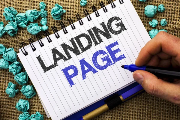 Texto para escrita de palavras Landing Page. Conceito de negócio para Website acessado clicando em um link em outra página da web escrita por Man Holding Marker no Notebook Book no fundo da juta . — Fotografia de Stock