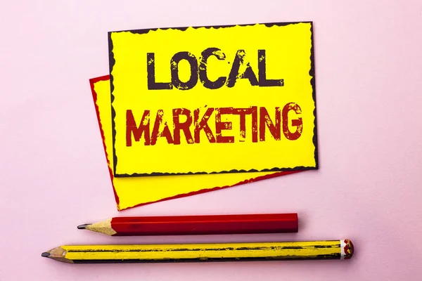 Tekst teken weergegeven: lokale Marketing. Conceptuele foto regionale reclame commerciële lokaal aankondigingen geschreven op gele kleverige nota papier op de roze achtergrond met potlood ernaast. — Stockfoto