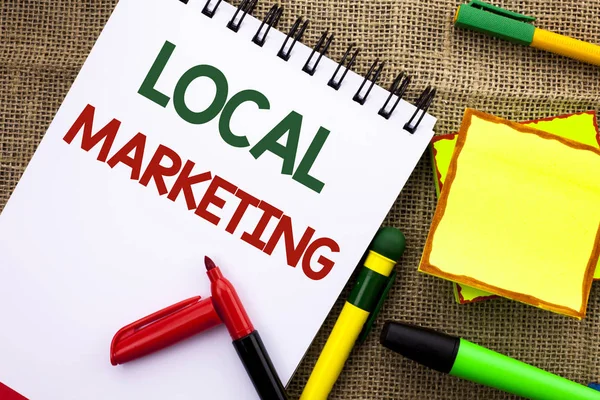 Escrevendo uma nota mostrando Marketing Local. Foto de negócios mostrando — Fotografia de Stock
