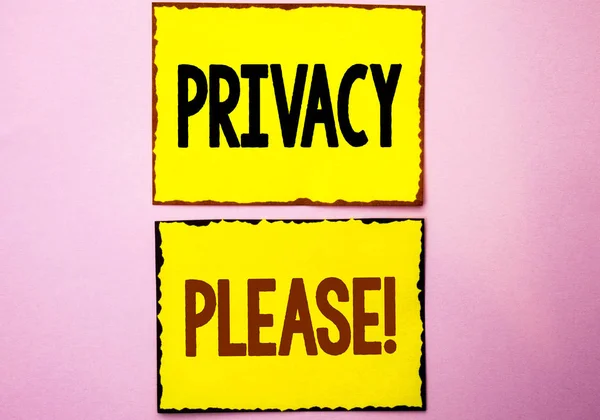 Текст для написания слов Privacy Please Motivational Call. Бизнес-концепция Let us Be Quiet Rest Relaxed Do not Disturb written on Yellow Sticky Notes on the Pink background . — стоковое фото