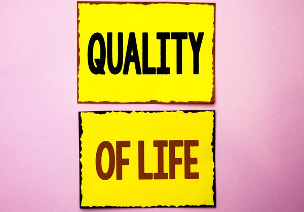 Ordet skriva text livskvalitet. Affärsidé för bra livsstil lycka njutbara stunder och välbefinnande att skrivit på gula klisterlappar på den rosa bakgrunden. — Stockfoto