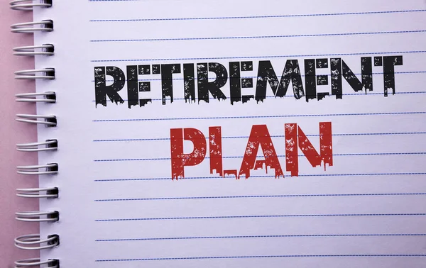 Текст написання тексту Пенсійний план. Концепція бізнесу для заощаджень інвестицій які забезпечують доходи для пенсіонерів, написаних на ноутбуці на звичайному тлі . — стокове фото