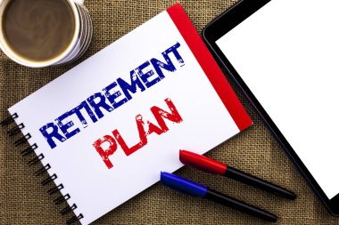 El yazısı metin emeklilik planı. Defter kitap jüt arka planda Tablet kahve fincanı ve kalem yanında yazılı emekli işçi gelirleri sağlama tasarruf yatırımları anlam kavramı.