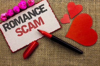 Word yazma metin romantizm aldatmaca. İş kavramı Dating hile utandım dolandırıcılık Cyber çift jüt arka planda Marker karton parçası ve kalpleri yanında yazılı aşk için.