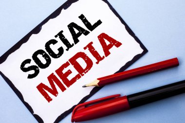 Kavramsal el sosyal medya gösterilen yazma. İş fotoğraf metin iletişim sohbet Online mesajlaşma pay topluluk mavi arka plan kalem kalem beyaz yapışkan not kağıdına yazılı toplumsal