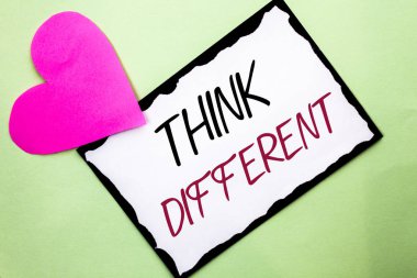 El yazısı metin düşünüyorum farklı yazma. Vizyon yanında kalp ile düz arka plan üzerinde beyaz yapışkan not kağıdına yazılı edinme yeni fikirler yenilik üzerinde yeniden düşünmeye değişikliği anlam kavramı.