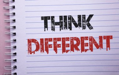 Word yazı metni farklı düşünüyorum. İş kavramı yeniden düşünmek değişiminde için vizyon elde yeni fikirler defter kitap düz arka plan üzerinde yazılı yenilik.