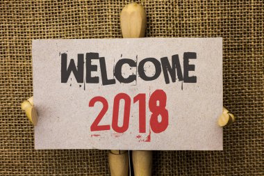 Kavramsal el hoş geldiniz 2018 gösterilen yazma. İş fotoğraf metin kutlama yeni kutlamak gelecek tatminkar jüt özgeçmişlerine sevgi kalpleri karton parçası üzerinde yazılı dilek.