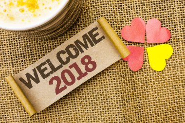 Hoşgeldiniz 2018 gösterilen not yazma. Kutlama yeni kutlamak gelecek tatminkar jüt arka plan sevgi kalpleri yanında üzerinde yapışkan not yazılı dilek vitrine iş fotoğraf.