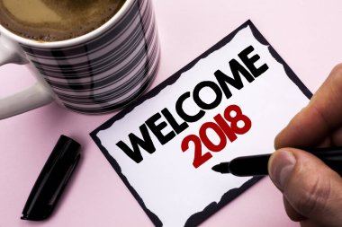 Hoşgeldiniz 2018 yazma el yazısı metin. Kutlama yeni kutlamak gelecek tatminkar Marker düz arka plan kahve fincanı tutan yapışkan not kağıdına adam tarafından yazılmış dilek anlam kavramı