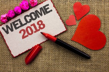 Word metin yazma hoş geldiniz 2018. İş kavramı kutlama yeni kutlamak gelecek tatminkar jüt arka planda Marker karton parçası ve kalpleri yanında yazılı dilek için.