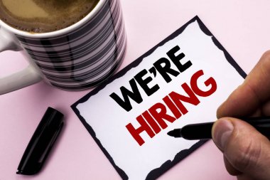 İş fırsatları yazma el yazısı metin. İşe işe Şimdi işe alım Vacancy duyurdu Marker düz arka plan kahve fincanı tutan yapışkan not kağıdına adam tarafından yazılmış Kiralık anlam kavramı