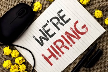 Word metin iş fırsatları yazma. İş kavramı işe işe Şimdi işe alım Vacancy duyurdu defter kağıt üzerinde jüt özgeçmişlerine Marker ve fare yanında yazılı kiralamak için.