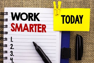 Word yazı metni çalışma daha akıllı. İş kavramı verimli akıllı iş görev etkili daha hızlı ilgili defter kitap jüt arka plan bugün Clip Marker ile yanındaki yazılı yöntemi için.
