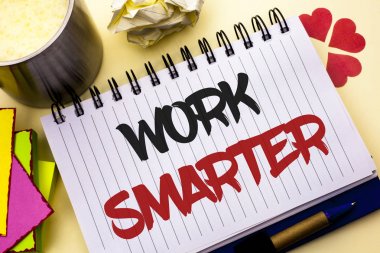 İş akıllı gösterilen not yazma. Verimli akıllı iş görev etkili daha hızlı düz arka plan Kupası kalem kalpler defter kitap yazıldı yöntem vitrine iş fotoğraf