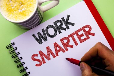 Word yazı metni çalışma daha akıllı. İş kavramı verimli akıllı iş görev etkili daha hızlı adam tarafından Holding defter kitap ayracı düz arka plan kahve fincanı yazılı yöntemi için