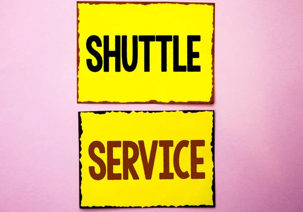 Word tekst intoetsen Shuttle Service. Businessconcept voor vervoer bieden appartement reizen toerisme voertuig geschreven op gele kleverige nota's op de roze achtergrond. — Stockfoto