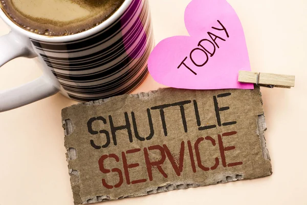 Tekst teken weergegeven: Shuttle Service. Conceptuele foto transport bieden appartement reizen toerisme voertuig geschreven op scheuren kartonnen stuk op de vlakte achtergrond roze hart en kopje koffie. — Stockfoto