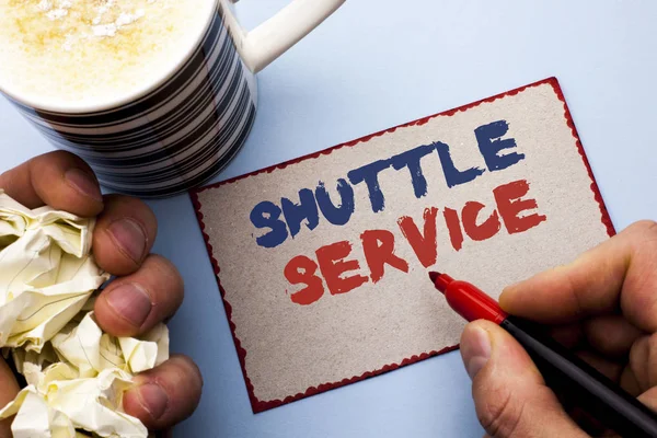 Schrijven van notitie weergegeven: Shuttle Service. Zakelijke foto presentatie van transport bieden appartement reizen toerisme voertuig geschreven door Man op kartonnen stuk Holding Marker op de vlakte achtergrond — Stockfoto