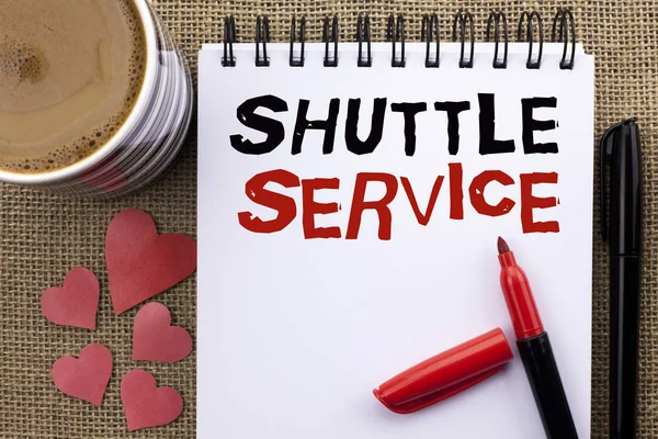 Conceptuele hand schrijven tonen Shuttle Service. Zakelijke foto presentatie van transport bieden appartement reizen toerisme voertuig geschreven op Notebook boek op de achtergrond van de jute Cup hart Pen — Stockfoto