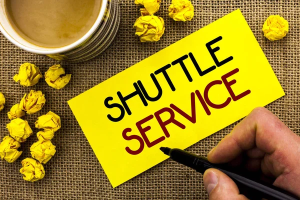 Tekst teken weergegeven: Shuttle Service. Conceptuele foto transport bieden appartement reizen toerisme voertuig geschreven op kleverige nota papier op de achtergrond van de jute Cup en papier ballen ernaast. — Stockfoto