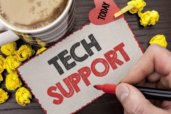 Schrijven van notitie weergegeven: Tech Support. Zakelijke foto presentatie van hulp geboden door technicus Online of Call Center klantenservice Man Holding Marker geschreven op kartonnen houten achtergrond vandaag koffie. — Stockfoto