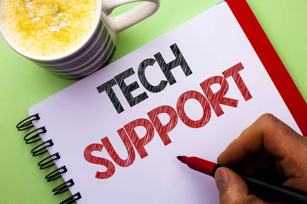 Word tekst intoetsen Tech Support. Bedrijfsconcept voor hulp gekregen door technicus Online of Call Center klantenservice geschreven door Man op Notebook boek Holding Marker op de vlakte achtergrond koffiekopje — Stockfoto