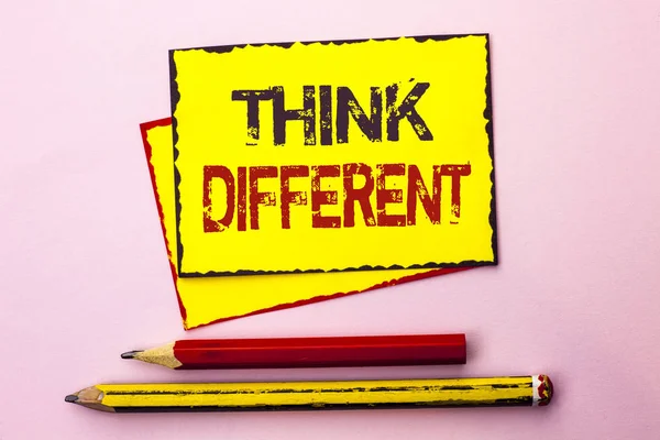 Signo de texto que muestra Think Different. Foto conceptual Repensar el cambio en la visión Adquirir nuevas ideas Innovar escrito en Yellow Sticky Note Paper sobre el fondo rosa con lápiz a su lado . — Foto de Stock