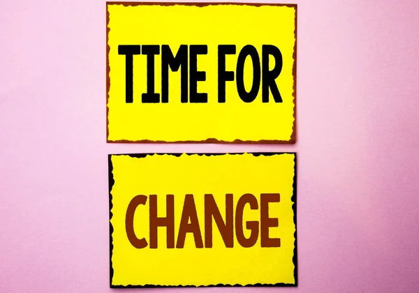 Texte d'écriture Word Time For Change. Concept d'affaires pour changer l'évolution des moments Nouveaux départs Chance de grandir écrite sur des notes collantes jaunes sur le fond rose . — Photo