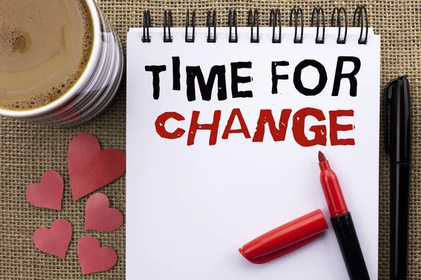 Escritura manual conceptual que muestra Tiempo para el Cambio. Foto de negocios mostrando el momento cambiante Evolución Nuevos comienzos Posibilidad de crecer escrito en el cuaderno Libro sobre el fondo del yute Copa Corazones Pluma — Foto de Stock