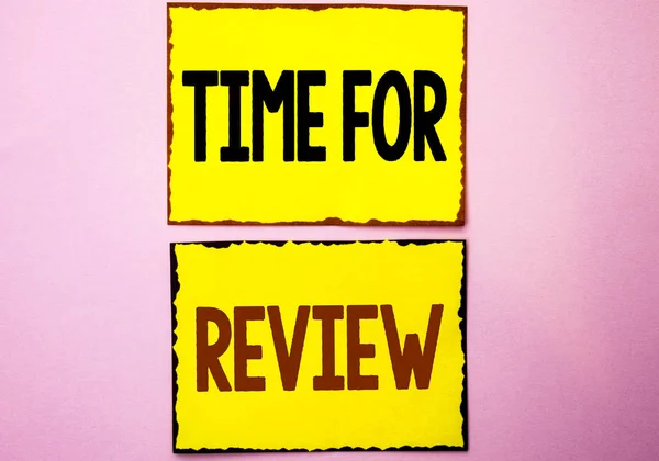 Texto de escritura de palabras Tiempo de revisión. Concepto de negocio para la evaluación Momento de retroalimentación Tasa de rendimiento Evaluar escrito en amarillas notas adhesivas en el fondo rosa . —  Fotos de Stock