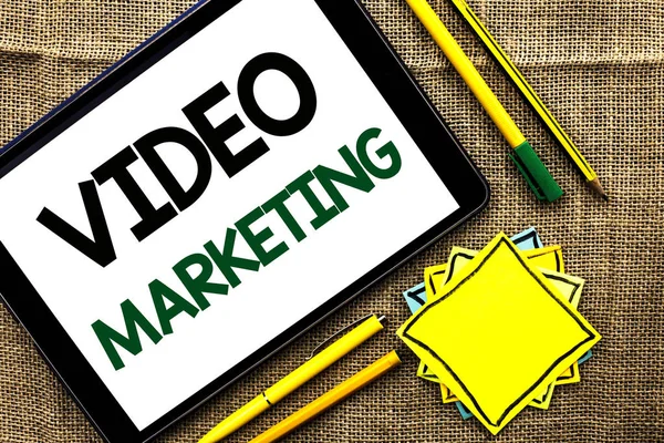 Znak textu zobrazující Video Marketing. Konceptuální fotografie mediální reklamní multimediální propagace digitální strategie napsané na tabletu na pozadí juty per tužka a Poznámka lepících — Stock fotografie