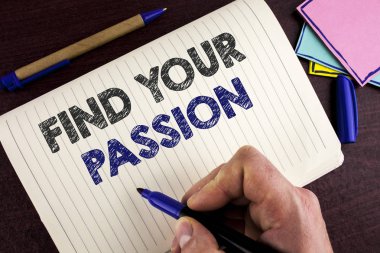 Kavramsal el yazma Your tutku bulmak gösterilen. Adam tarafından ahşap arka plan kalem defter kitap yazılmış hiçbir daha fazla işsizlik bul zorlu rüya kariyer vitrine iş fotoğraf.