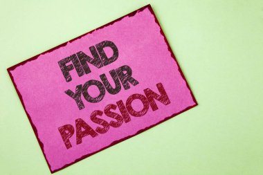 Metin yazma Your tutku bulmak kelime. Düz arka plan pembe bir yapışkan not kağıdına yazılı hiçbir daha fazla işsizlik bul zorlu rüya kariyer için iş kavramı.