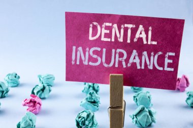 Word yazı metni diş sigorta. Diş hekimi sağlık provizyon tedarik planları yapılacak iş kavramı klip düz arka plan tarafından kağıt topları tutan pembe yapışkan not kağıt üzerinde yazılı parası iddia ediyor.