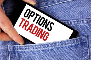 Ticaret seçenekleri gösterilen metin işareti. Ticaret yatırım mal borsa analizi tarafından adam kot arka planda tutarak cep telefonunda yazılı kavramsal fotoğraf seçenekleri.
