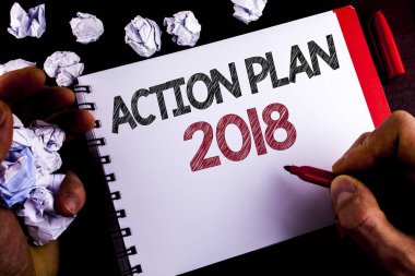 Eylem planı 2018 gösterilen not yazma. Planları hedefleri faaliyetleri yaşam hedefleri geliştirme geliştirme Marker ahşap arka plan kağıt topları tutan not etmek üstünde adam tarafından yazılmış vitrine iş fotoğraf