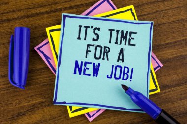 El yazısı metin yazma zaman için A yeni iş motivasyonel denir. Ahşap arka plan Marker yanında yapışkan not kağıdına yazılı eski iş Değiştir sıkışmış değil yapmak anlam kavramı.