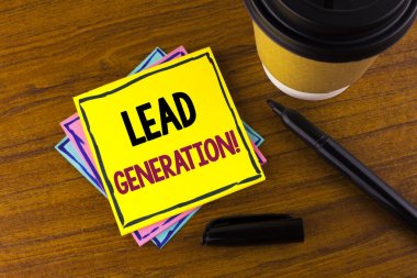 Word metin kurşun nesil motivasyonel ara yazma. Satış kanalı yapışkan not kağıdına ahşap arka plan Marker Kupası yanındaki yazılı yol üreten dijital için iş kavramı.