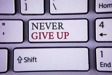 Hiç Give Up yazma el yazısı metin. Kalıcı olması anlamına gelen kavram kendinizi motive başarılı asla geri beyaz klavye anahtar kopyalama alanı en iyi manzaralı yazılı bak