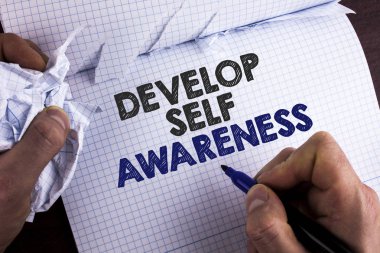 Word metin yazma kendini bilinç geliştirmek. İş kavramı olduğun düşündüğün için motive etmek ve adam gözyaşı Nootbook Marker ahşap arka plan üzerinde tutarak kitap tarafından yazılı büyümek.