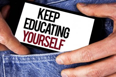 Word metin tutmak eğitim kendiniz yazma. Cep telefonu tarafından adam kot arka planda tutarak yazılı kendi yetkinlikleri ile becerileri öğrenmek için iş kavramı.