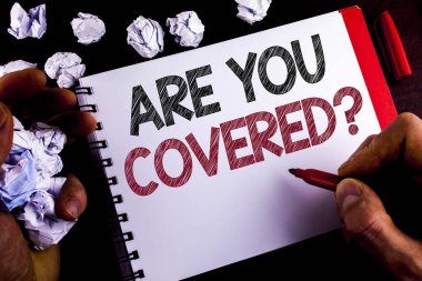 Are sen kaplı soru gösterilen not yazma. Sağlık sigortası kapsamı olağanüstü durum kurtarma Marker ahşap arka plan kağıt topları tutan not etmek üstünde adam tarafından yazılmış vitrine iş fotoğraf