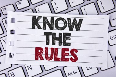 The Rules biliyorum gösterilen metin işareti. Kavramsal fotoğraf anlama genel Is Sartlari avukatlar Laptop yerleştirilen defter kağıt üzerinde yazılı yasal tavsiye almak.