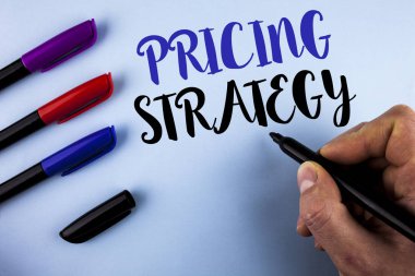 Kavramsal el fiyatlandırma stratejisi gösterilen yazma. Düz arka plan işaretleri yanındaki adam tarafından yazılı tanıtım kampanyası iş fotoğraf metin pazarlama satış stratejileri kar.