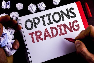 Ticaret seçenekleri gösterilen not yazma. Seçenekler üstünde not etmek Marker ahşap arka plan kağıt topları tutan adam tarafından yazılmış yatırım mal borsa analizi Ticaret vitrine iş fotoğraf