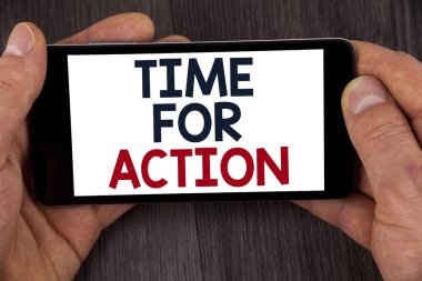 Zaman için eylem gösteren not yazma. İş fotoğraf vitrine oturmak usulüne uygun olarak yazılı mobil telefon ekran tarafından adam ahşap arka plan üzerinde tutarak yapılan boşta almak girişimi get çalışma.