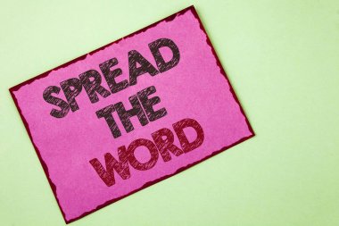 Metin yazma Spread Word kelime. İş kavramı artırmak Çalıştır reklamlar için pembe bir yapışkan not kağıdına düz arka plan üzerinde yazılı birçok kat satış depolamak.